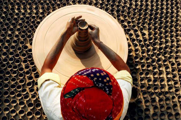 Поттер делает глиняные лампы на колесах для Дивали Джодхпур Раджастхан Индия Азия