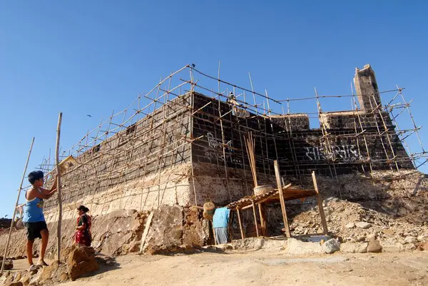 Bombay Mumbai, Maharashtra, Hindistan 'da Worli Kalesi' nin restorasyonu için iskeleler kuruldu. 