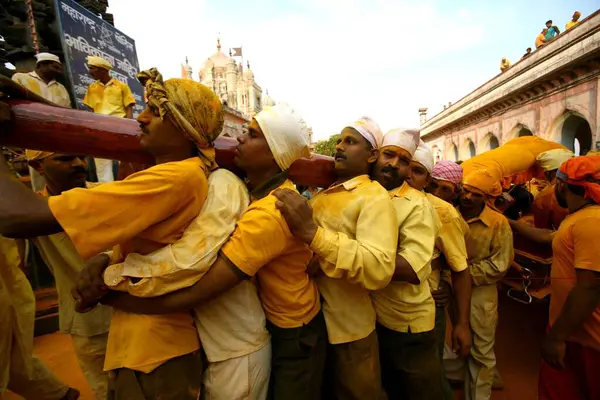 Stock image Devotees carrying the holy Palkhi of lord Khandoba during the Dasshera celebrations at the Jejuri temple, pune, Maharashtra, India  