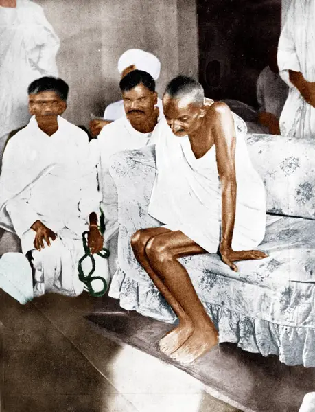 Mahatma Gandhi 8 Ekim 1924 'te Birleşme Konferansı, Delhi, Hindistan, Asya delegeleriyle bir araya geldi. 