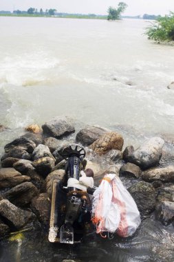 2008 yılında büyük oranda yoksulluk sınırının altında acı çeken Kosi nehri seli Purniya ilçesinde, Bihar 'da, Hindistan' da,