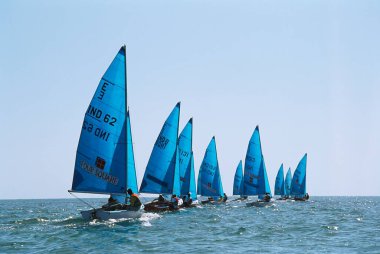 Hindistan 'da mavi denizde insanlarla yelken açmak.