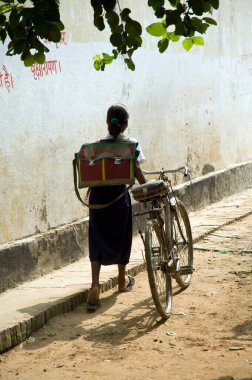 Bisikletle okula giden kız uttar pradesh Hindistan Asya 