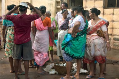 Sokak manzarası, yolda balıkçı kadınlar, balık pazarı, Panjim, Goa, Hindistan 