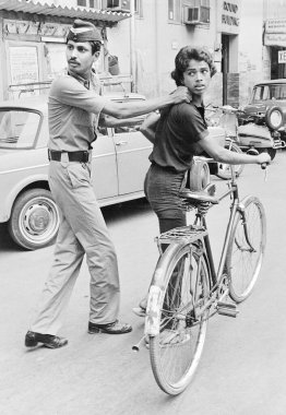 Mumbai Polisi Bombay Mumbai, Maharashtra, Hindistan 'da bir çocuğa yardım ediyor.  