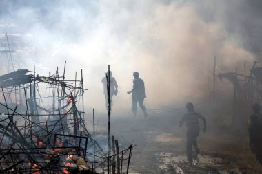 Versova 'daki Mhada Kolonisi' nde çıkan yangını söndürmeye çalışan sakinler; Andheri; Bombay şimdi Mumbai; Maharashtra; Hindistan