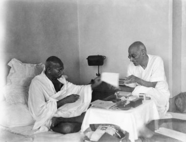 Mahatma Gandhi, Birla House, Mumbai, 1945, Hindistan 'daki Chakravarti Rajagopalachari' ye bir mektup / belge veriyor.  