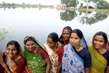 Grupta duran kadınlar. Carm Daksh. Bilaspur. Chhattisgarh, Hindistan