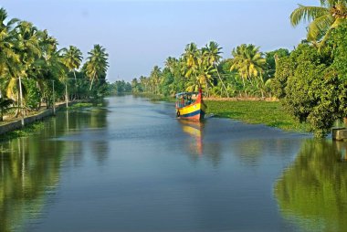 Kollam sahilinde seyreden Turizm Gemisi Kerala Hindistan