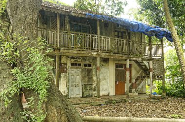 Alibag, Raigad, Maharashtra, Hindistan, Asya 'daki terk edilmiş eski ev.
