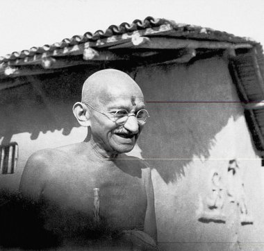 Mahatma Gandhi Sevagram Ashram 'daki kulübesinin önünde, 1942 