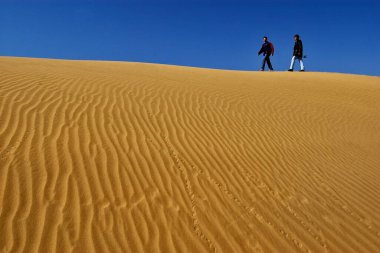 İki Adam Yürüyor, Kum tepeleri, Sam Kum tepeleri, Jaisalmer, Rajasthan, Hindistan  