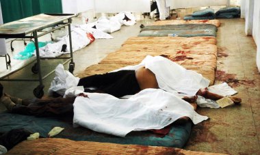 St. George Hastanesi 'ndeki cesetler, Güney Bombay Mumbai' de, Maharashtra 'da, 27 Kasım 2008' de Hindistan 'da Deccan Mücahitleri tarafından gerçekleştirilen terörist saldırılarda öldü.