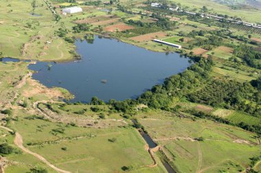 Hindistan 'ın Maharashtra bölgesindeki Pune' daki küçük göl manzarası.