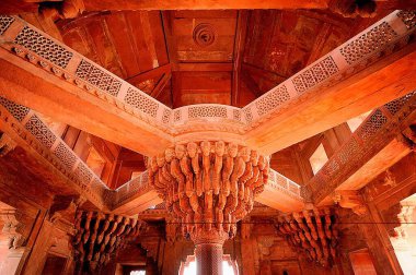 Uttar Pradesh, Hindistan yakınlarındaki Fatehpur Sikri Sarayı 'nın direği..