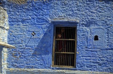 Evin penceresinden bakan kadın, Jodhpur, Rajasthan, Hindistan, Asya 