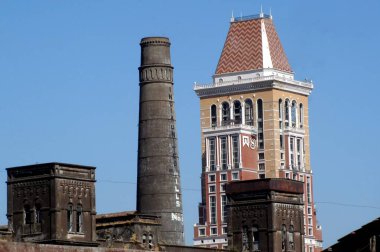 Hindistan Birleşik Fabrikaları, yeni inşa edilen beş yıldızlı ITC Grand Sheraton otelinin yanında Bombay şehir merkezinde, Mumbai, Maharashtra, Hindistan 'da. 