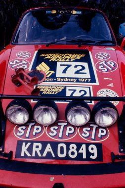 Araba Londra Sidney Rallisi sırasında yolda ilerliyor, Avustralya 