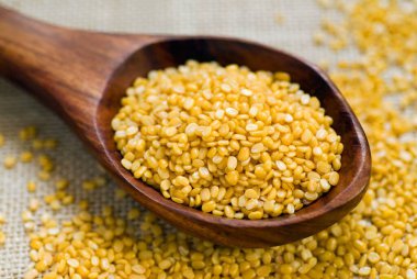 Tahıllar, moong dal bölünmüş mung fasülyeleri ahşap kepçe içinde phaseolus mungo