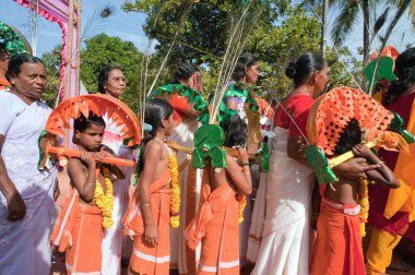 Thaipusam festivalinde yolda yürüyen müritler, Kerala, Hindistan   