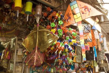 Firkees, uçurtma uçan iplikler Imamwada Kandi Mohalla, Dongri, Bombay Mumbai, Maharashtra, Hindistan 'daki bir dükkanda bahisler gibi asılı duruyor. 