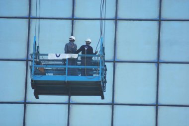 Erkekler cam temizliyor, Delhi, Hindistan 