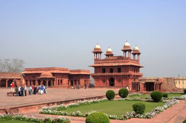 Fatehpur Sikri 'deki Diwan-e-Khas 16. yüzyılın ikinci yarısında Babür İmparatorluğu' nun başkenti Agra, Uttar Pradesh, Hindistan UNESCO Dünya Mirası 'ndan yapılmış kırmızı kumtaşından inşa edilmiştir. 