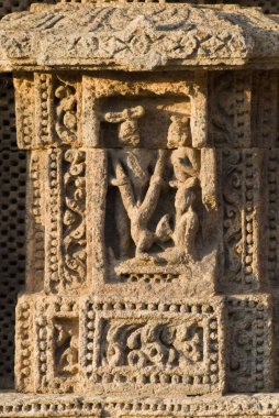 Erotik heykel, Konarak 'taki Dünya Mirası Güneş Tapınağı kompleksindeki Kamasutra' dan türetilmiştir.