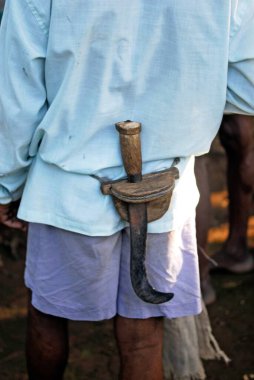 Bombay Mumbai, Maharashtra, Hindistan 'daki organik çiftlikte elinde tahta kesme bıçağıyla duran bir adam. 