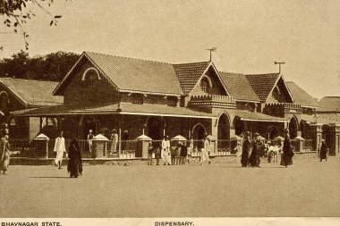 Bhavnagar, Saurashtra, Gujarat, Hindistan 'daki Bhavnagar ilçesindeki dispanserin eski resmi.