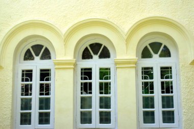 Üç kapalı pencere birlikte açık sarı renk barışçıl atmosferi gösteriyor