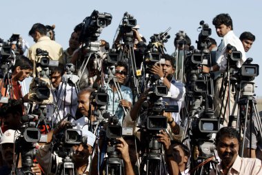 Politik mitingde farklı haber kanallarını temsil eden kameramanlar, Bombay Mumbai, Maharashtra, Hindistan  