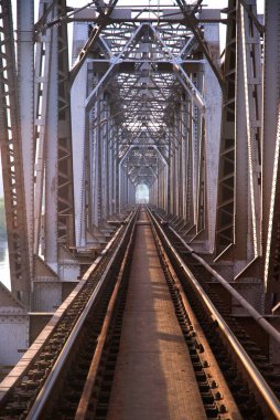 Diva Vasai yolu üzerindeki demiryolu köprüsü, Maharashtra, Hindistan