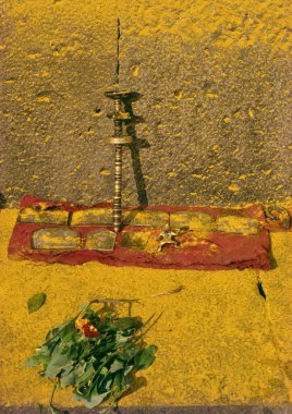 Khandoba 'nın aile resimleri, göz alıcı sarı tapınak duvarı boyunca ibadet etmek için tutulur. Jejuri, Maharashtra, Hindistan. 