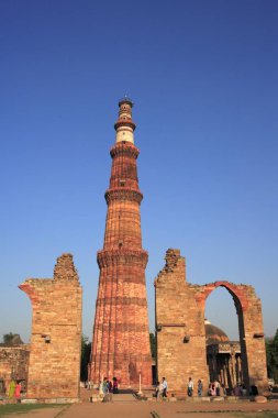 Kutub Minar 1311 yılında kızıl kumtaşı kulesinde inşa edildi, Hint-Müslüman sanatı, Delhi sultanlığı, Delhi, Hindistan UNESCO Dünya Mirası Sitesi