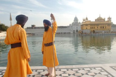 Altın tapınaktaki muhafızlar, Amritsar, Punjab, Hindistan 
