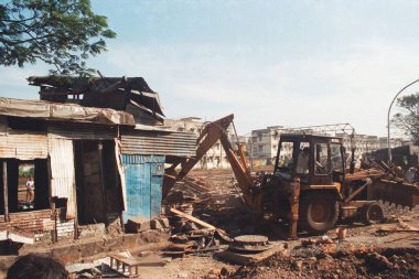 Buldozerle yıkıldı 