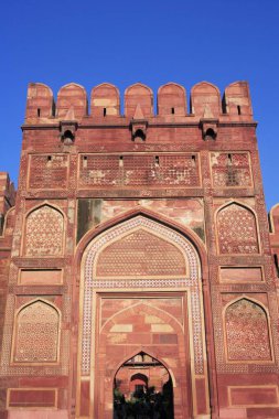 Agra kalesi 16. yüzyılda Yamuna Nehri 'nin batı kıyısına kızıl kum taşı imparator tarafından inşa edildi; Agra; Uttar Pradesh; Hindistan UNESCO Dünya Mirası Bölgesi