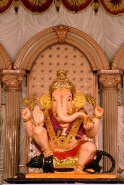 Fare üzerinde oturan Ganesh 'in zengin madalyalı putu; Ganapati festivaline tapan Hindu Tanrısı; Guruji Talim Mandal; Ganapati Chowk; Pune' de onur üçüncüsü; Maharashtra; Hindistan;