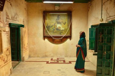 Porbandar Gujrat Hindistan Asya 'sında Mahatma Gandhi' ye saygılarını sunan bir kadın. 