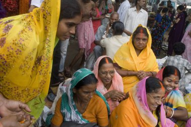 Bengalli Kadınlar Babu Ghat, Kolkata 'da Satya Narayan pooja performansı sergiliyorlar; Batı Bengal, Hindistan 