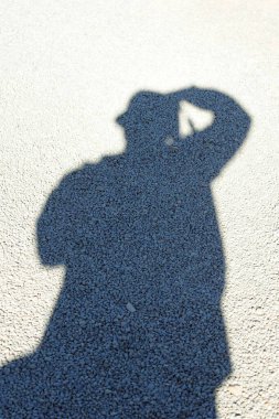 bir yerdeki adam gölgesi