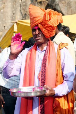 Hindistan, Maharashtra 'daki Kolhapur' daki Gadhinglaj Talukar Tapınağı 'nda bir rahip.