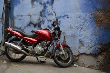 Motosiklet evin önüne park edilmiş, Jodhpur, Rajasthan, Hindistan, Asya 