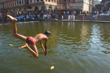 Godavari nehrinde dalış yapan çocuk; Ramghat; Nasik; Maharashtra; Hindistan 