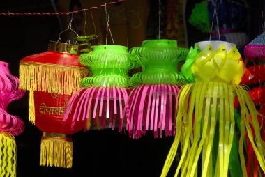 Mağazada satılacak renkli plastik fenerler; Diwali Deep Awali Festivali; Bombay şimdi Mumbai; Maharashtra; Hindistan