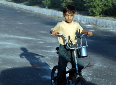 çocuk bisikleti sürüyor, sendika karpit gazı sızıntısı trajedisi, Bhopal, madhya pradesh, Hindistan, Asya