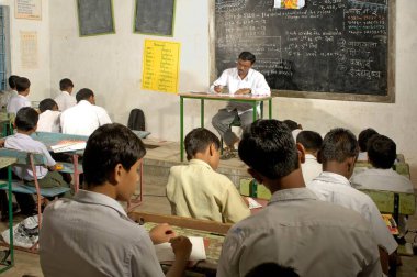Çocuklar Pune yakınlarındaki Ralegan Siddhi 'de okul sınıfında; Maharashtra; Hindistan