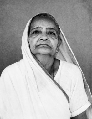 Kasturba Gandhi Sevagram Ashram 'daki kulübesinin önünde, 1940