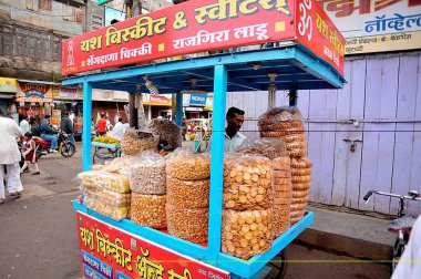 Sangli Maharashtra Asya 'da el arabasında satılan farklı büyüklükte bisküviler. 